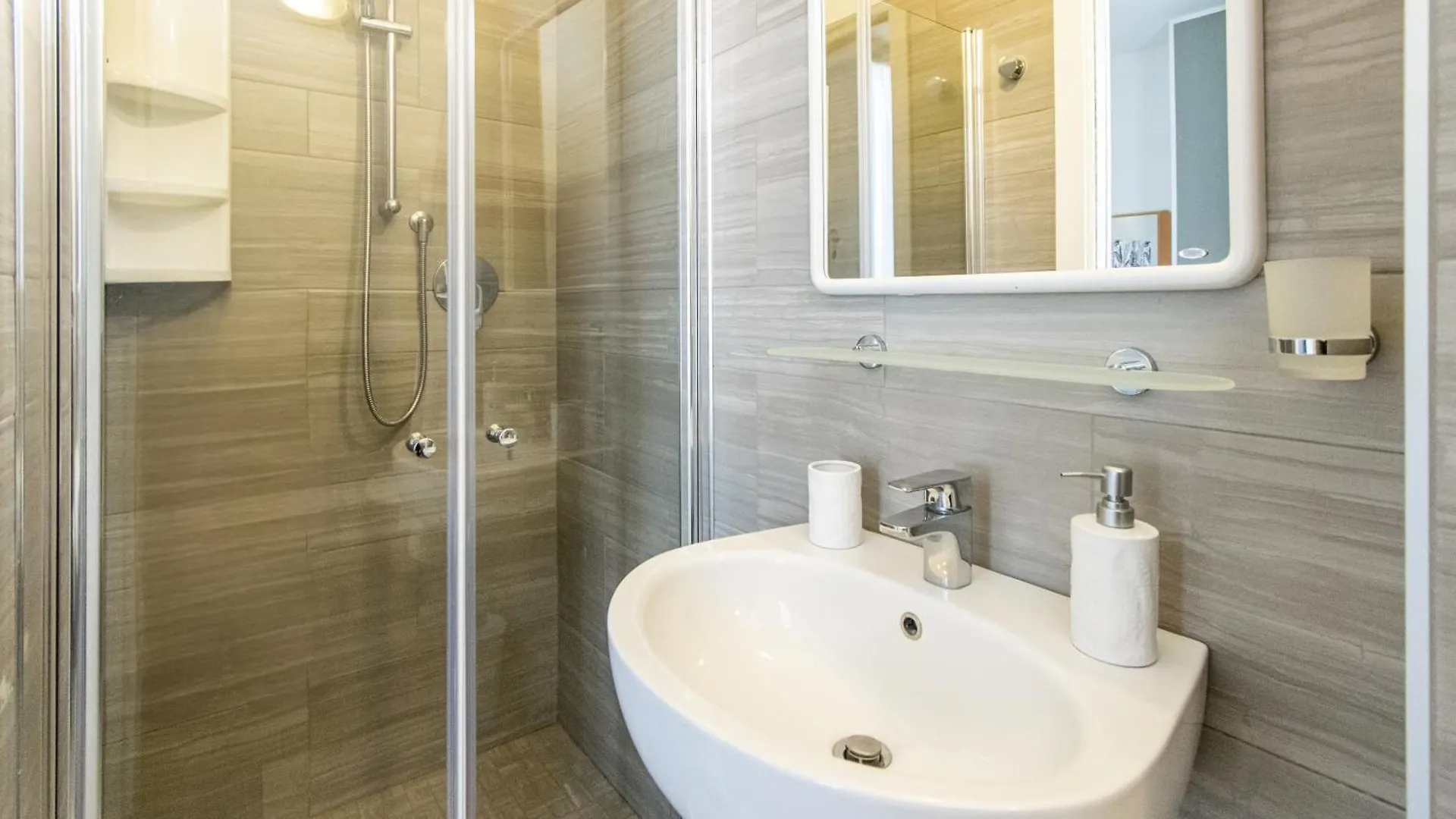 **  Hotel Lucciola Cattolica Italia