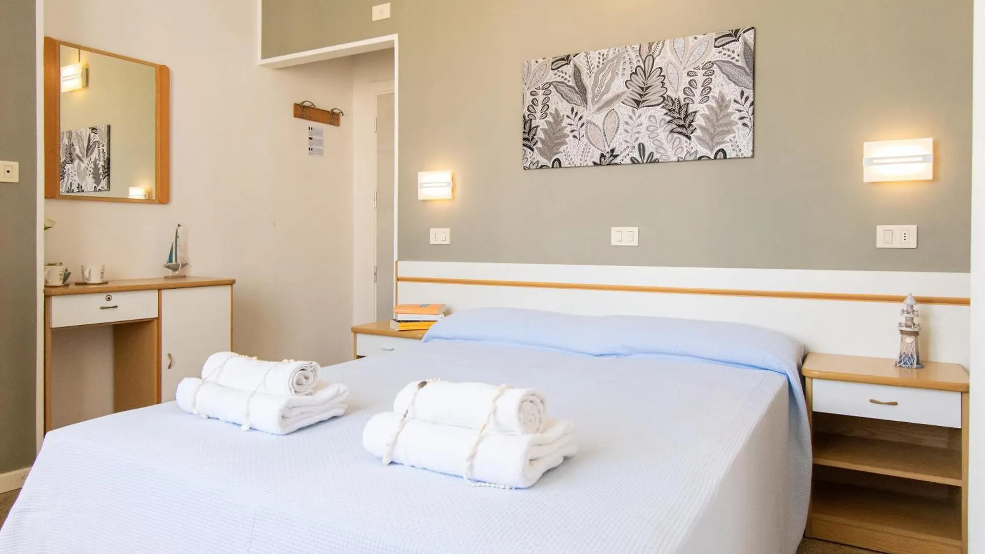 Hotel Lucciola Cattolica 2*,  Italia
